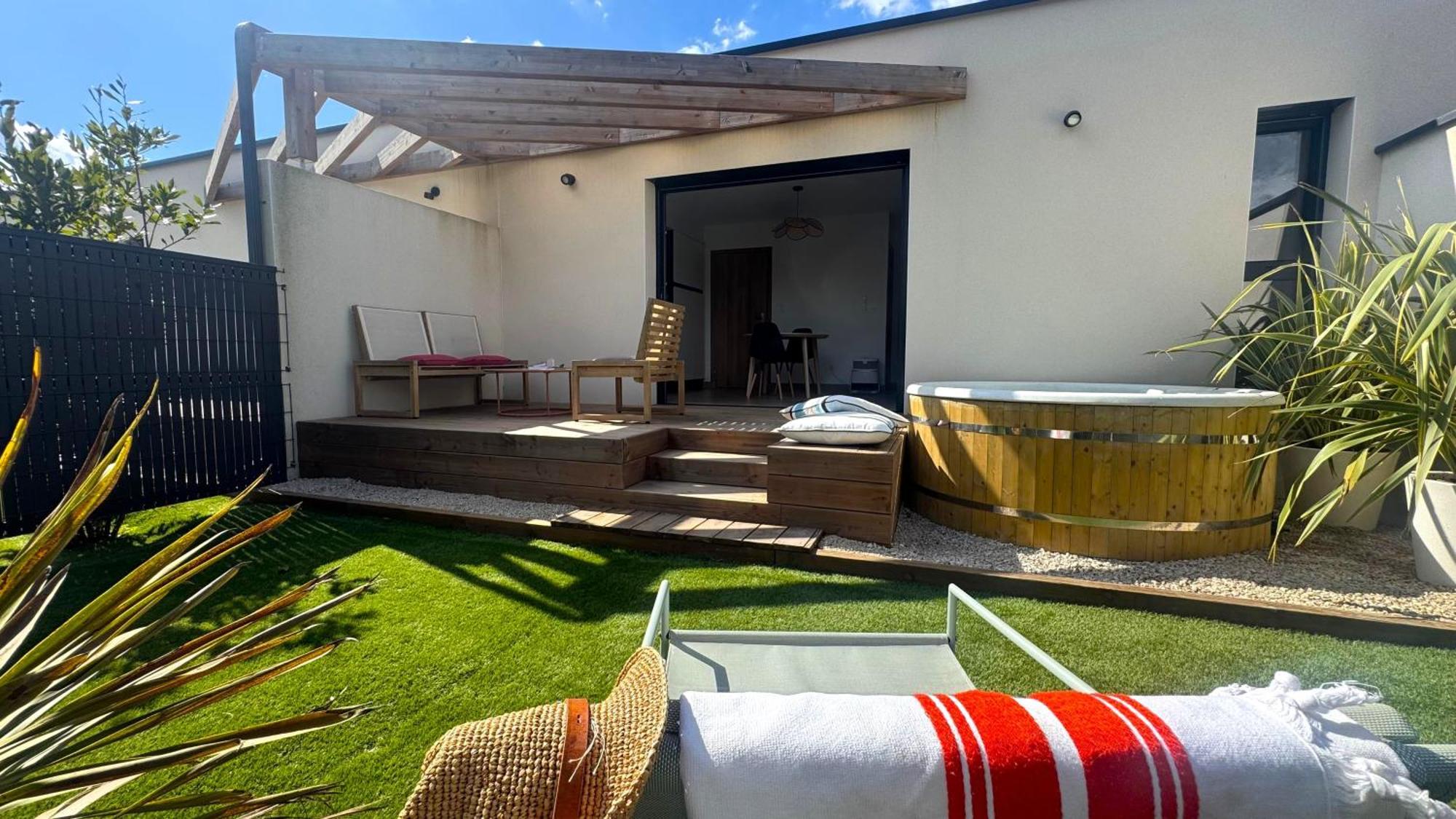 Daya Lodge. LʼIsle-sur-la-Sorgue Exteriér fotografie
