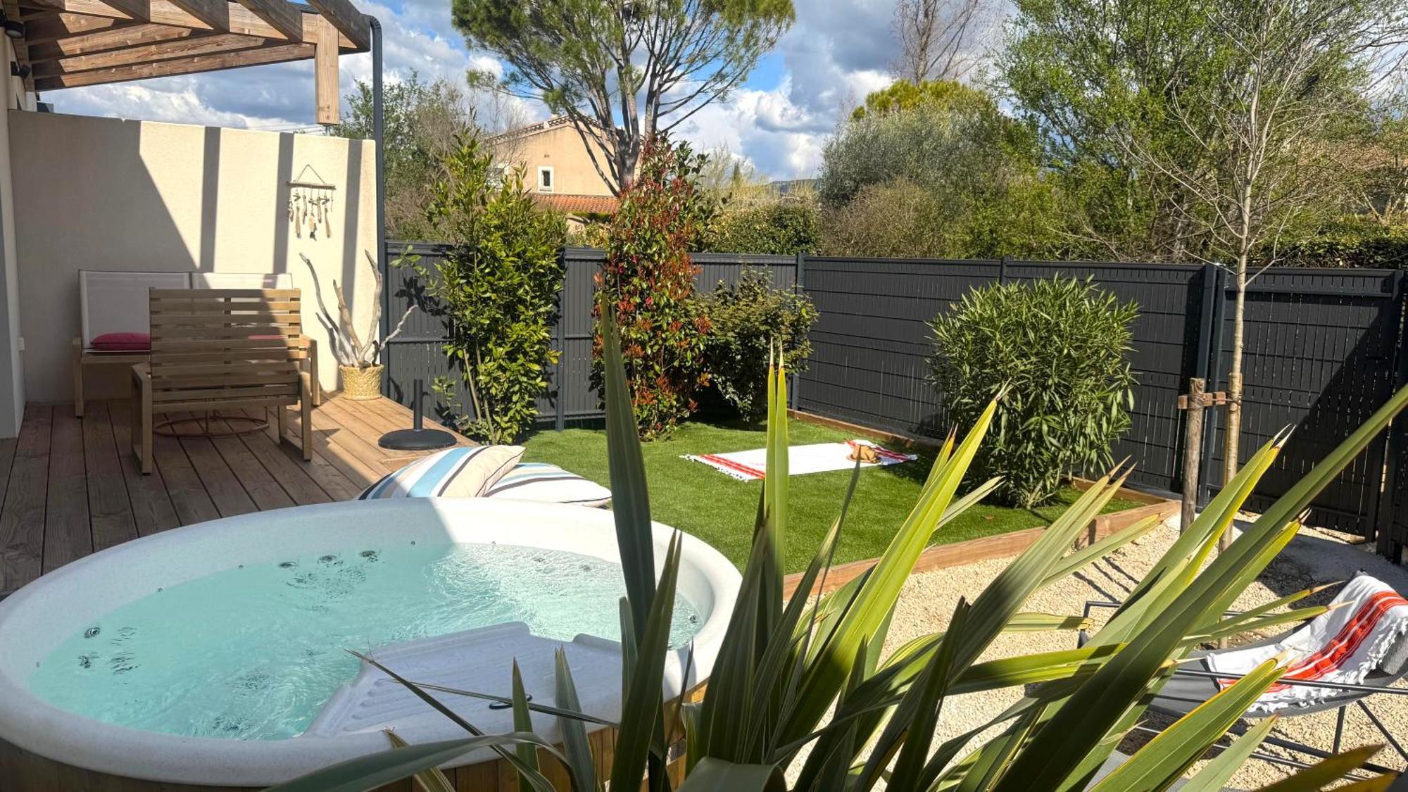 Daya Lodge. LʼIsle-sur-la-Sorgue Exteriér fotografie